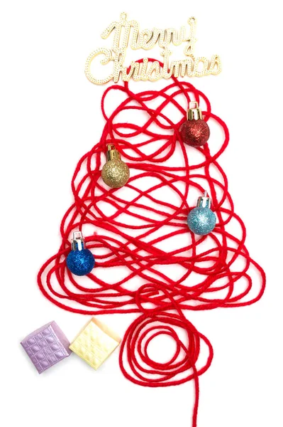 Ett träd består av röd tråd och god jul text, boll, liten ruta på vit bakgrund — Stockfoto