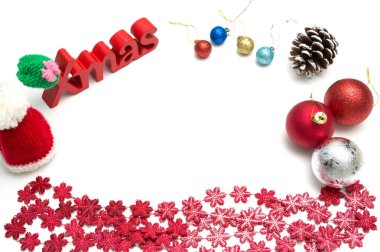 X-Mas ve neşeli Noel metin, topu, kürk şapka, kırmızı kar flowerx-mas ve X-mas ve neşeli Noel metin, çam kozalağı, top, kürk şapka, kırmızı snmerry Noel metin, topu, kürk şapka, kırmızı kar çiçek dekorasyon beyaz arka plan üzerinde beyaz arka plan dekorasyon