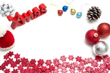 X-Mas ve neşeli Noel metin, topu, kürk şapka, kırmızı kar flowerx-mas ve X-mas ve neşeli Noel metin, çam kozalağı, top, kürk şapka, kırmızı snmerry Noel metin, topu, kürk şapka, kırmızı kar çiçek dekorasyon beyaz arka plan üzerinde beyaz arka plan dekorasyon