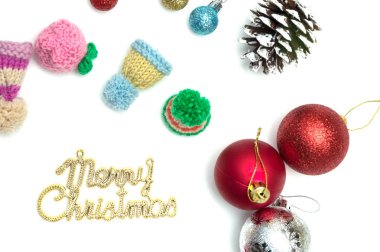 X-Mas ve neşeli Noel metin, topu, kürk şapka, kırmızı kar flowerx-mas ve X-mas ve neşeli Noel metin, çam kozalağı, top, kürk şapka, kırmızı snmerry Noel metin, topu, kürk şapka, kırmızı kar çiçek dekorasyon beyaz arka plan üzerinde beyaz arka plan dekorasyon