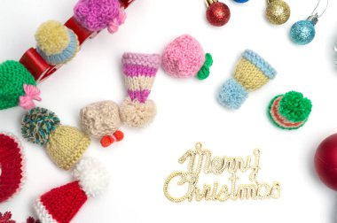 X-Mas ve neşeli Noel metin, topu, kürk şapka, kırmızı kar flowerx-mas ve X-mas ve neşeli Noel metin, çam kozalağı, top, kürk şapka, kırmızı snmerry Noel metin, topu, kürk şapka, kırmızı kar çiçek dekorasyon beyaz arka plan üzerinde beyaz arka plan dekorasyon