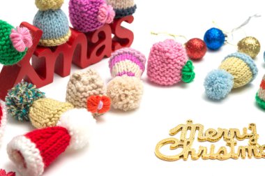 X-Mas ve neşeli Noel metin, topu, kürk şapka, kırmızı kar flowerx-mas ve X-mas ve neşeli Noel metin, çam kozalağı, top, kürk şapka, kırmızı snmerry Noel metin, topu, kürk şapka, kırmızı kar çiçek dekorasyon beyaz arka plan üzerinde beyaz arka plan dekorasyon