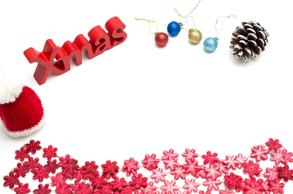 Weihnachten und frohe Weihnachten Text, Ball, Pelzmütze, roter Schnee Blumen Weihnachten und Weihnachten und frohe Weihnachten Text, Tannenzapfen, Kugel, Pelzmütze, roter snmerry Weihnachtstext, Kugel, Pelzmütze, roter Schneeblumen-Dekoration auf weißem Hintergrund Dekoration auf weißem Hintergrund — Stockfoto