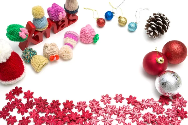 Weihnachten und frohe Weihnachten Text, Ball, Pelzmütze, roter Schnee Blumen Weihnachten und Weihnachten und frohe Weihnachten Text, Tannenzapfen, Kugel, Pelzmütze, roter snmerry Weihnachtstext, Kugel, Pelzmütze, roter Schneeblumen-Dekoration auf weißem Hintergrund Dekoration auf weißem Hintergrund — Stockfoto