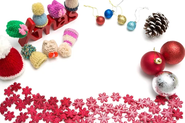 Weihnachten und frohe Weihnachten Text, Ball, Pelzmütze, roter Schnee Blumen Weihnachten und Weihnachten und frohe Weihnachten Text, Tannenzapfen, Kugel, Pelzmütze, roter snmerry Weihnachtstext, Kugel, Pelzmütze, roter Schneeblumen-Dekoration auf weißem Hintergrund Dekoration auf weißem Hintergrund — Stockfoto