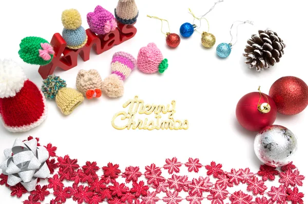 Weihnachten und frohe Weihnachten Text, Ball, Pelzmütze, roter Schnee Blumen Weihnachten und Weihnachten und frohe Weihnachten Text, Tannenzapfen, Kugel, Pelzmütze, roter snmerry Weihnachtstext, Kugel, Pelzmütze, roter Schneeblumen-Dekoration auf weißem Hintergrund Dekoration auf weißem Hintergrund — Stockfoto