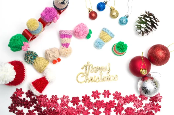 Різдвяний і веселий різдвяний текст, м'яч, хутряний капелюх, червона снігова квітка X-mas і Різдвяний текст, сосновий конус, м'яч, хутряний капелюх, червоний сніг, прикраса квітки на білому тлі — стокове фото