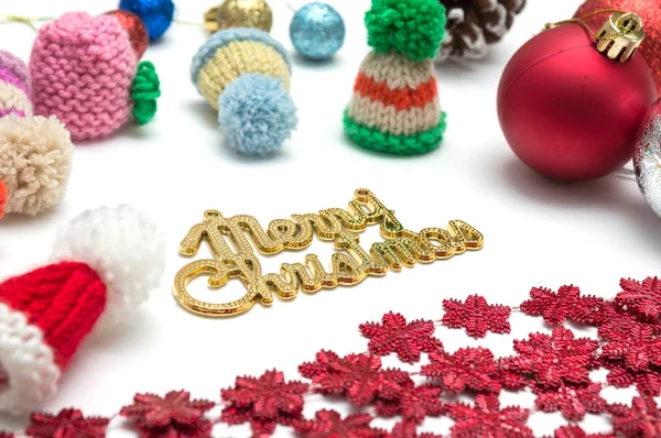 Weihnachten und frohe Weihnachten Text, Ball, Pelzmütze, roter Schnee Blumen Weihnachten und Weihnachten und frohe Weihnachten Text, Tannenzapfen, Kugel, Pelzmütze, roter snmerry Weihnachtstext, Kugel, Pelzmütze, roter Schneeblumen-Dekoration auf weißem Hintergrund Dekoration auf weißem Hintergrund — Stockfoto