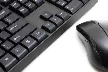 Bilgisayar klavyesi ve fare beyaz arkaplanda izole edildi