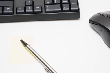 Bilgisayar klavye ve fare, kalem, yapışkan not beyaz arka plan üzerinde izole sarı