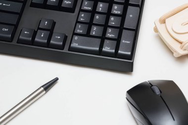 Bilgisayar klavye ve fare, kalem, ahşap araba beyaz arka plan üzerinde izole