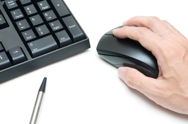 Bilgisayar klavye ve kalem, beyaz arka plan üzerinde izole el holding fare