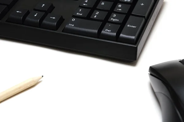 컴퓨터 키보드와 마우스, 연필 흰색 배경에 고립 — 스톡 사진