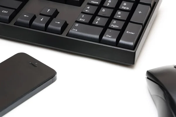컴퓨터 키보드와 마우스, 흰색 배경에 고립 된 전화 — 스톡 사진