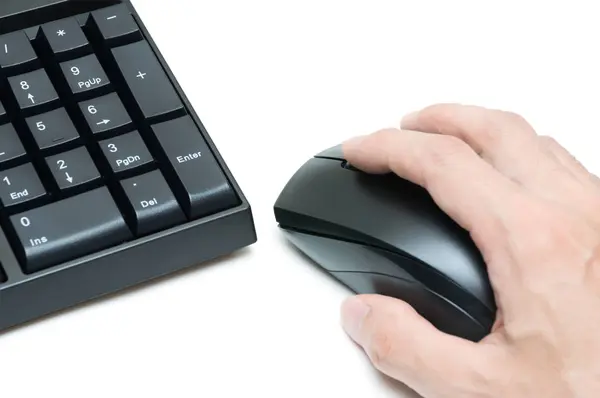 컴퓨터 키보드와 손을 잡고 흰색 배경에 고립 된 마우스 — 스톡 사진