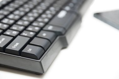 Bilgisayar klavye ve beyaz arka plan üzerinde izole telefon