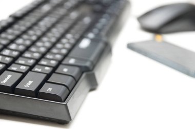 Bilgisayar klavye ve fare, beyaz arka plan üzerinde izole telefon