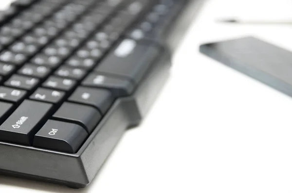 컴퓨터 키보드와 펜, 흰색 배경에 고립 된 전화 — 스톡 사진