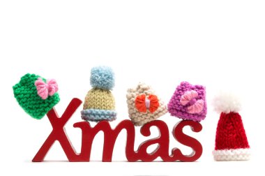 Beyaz arka plan üzerinde X-Mas metin ve kürk şapka