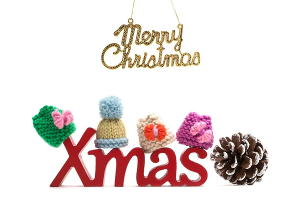 X-Mas ve neşeli Noel metin, kürk şapka, çam kozalağı beyaz arka plan üzerinde