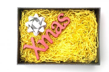 X-Mas metin ve siyah hediye kutusunda sarı ambalaj malzemesi ile şerit