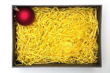 Topu siyah hediye kutusunda sarı ambalaj malzemesi ile