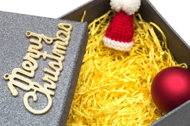 Neşeli Noel metin ve kürk şapka, top sarı ambalaj malzemesi ile siyah hediye kutusunda