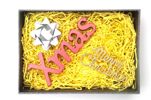 X-Mas ve neşeli Noel metin, şerit siyah hediye kutusunda sarı ambalaj malzemesi ile