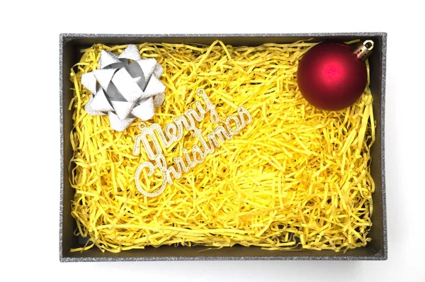 Neşeli Noel metin ve şerit, top sarı ambalaj malzemesi ile siyah hediye kutusunda