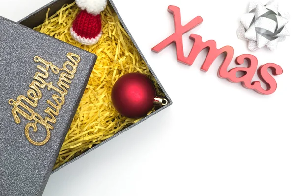 Merry christmas ve X-mas metin, kürk şapka, topu, şerit siyah hediye kutusunda sarı ambalaj malzemesi ile