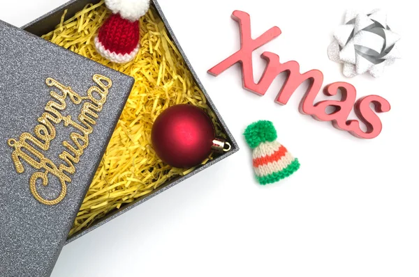 Merry christmas ve X-mas metin, kürk şapka, topu, şerit siyah hediye kutusunda sarı ambalaj malzemesi ile