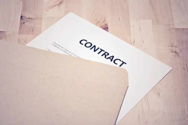 Documentos contractuales y sobre de documentos: Concepto empresarial — Foto de Stock