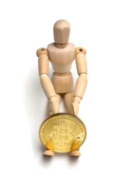 Altın bitcoin ve beyaz arka plan üzerinde eklemli oyuncak bebek