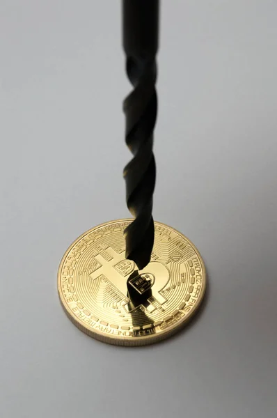 Beyaz zemin üzerine altın bitcoin ve drill bit