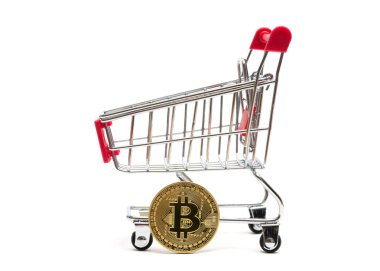 Bitcoin ve alışveriş sepeti üzerinde beyaz arka plan: Ekonomi kavramı