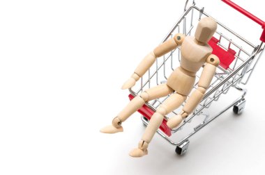 Ahşap bebek ve beyaz arka plan üzerinde alışveriş sepeti: Ekonomi konsantrasyon