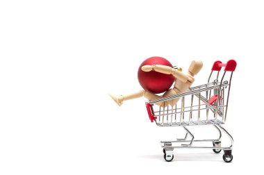 Ahşap bebek ve Noel top ve beyaz backgr üzerinde alışveriş sepeti