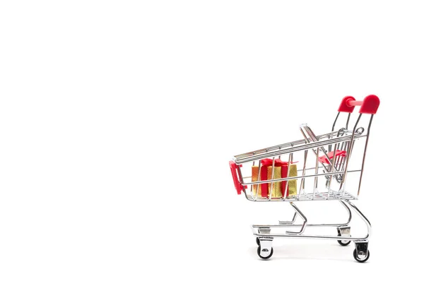Caixa de presente e carrinho de compras no fundo branco: conceito de economia — Fotografia de Stock