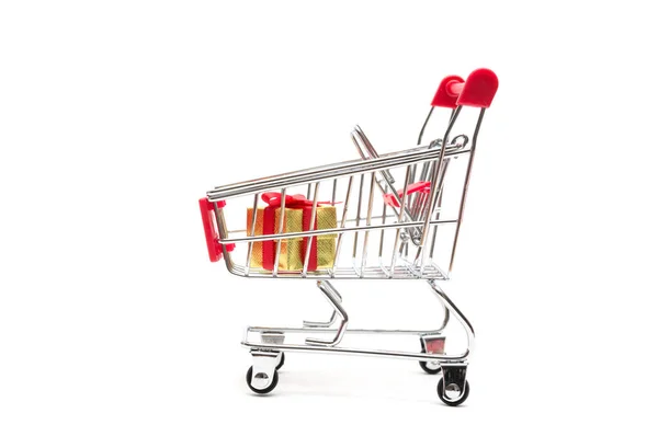 Caixa de presente e carrinho de compras no fundo branco: conceito de economia — Fotografia de Stock