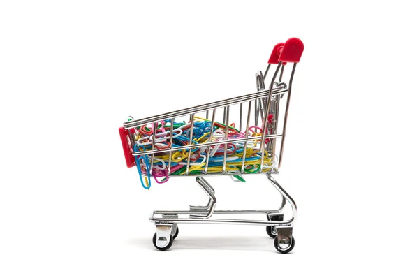 Clipe e carrinho de compras em fundo branco: conceito de economia — Fotografia de Stock