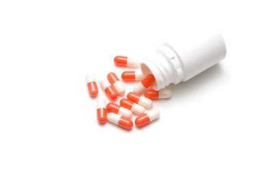 Hap ve pill şişe beyaz zemin üzerine: Tıp kavramı