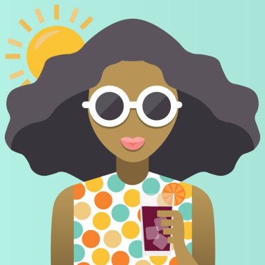 Güneş gözlüklü mutlu yaz kızı.