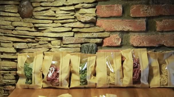 Різнокольорові макарони, приготовані в паперовій упаковці — стокове відео