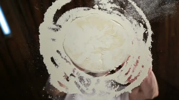 Vue du bas, perspective intéressante de pétrir la pâte dans de la farine roulée en boule — Video