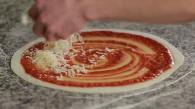 Pizza hamur zaten domates sos ile kaplı üzerinde tepesi peynir koyarak
