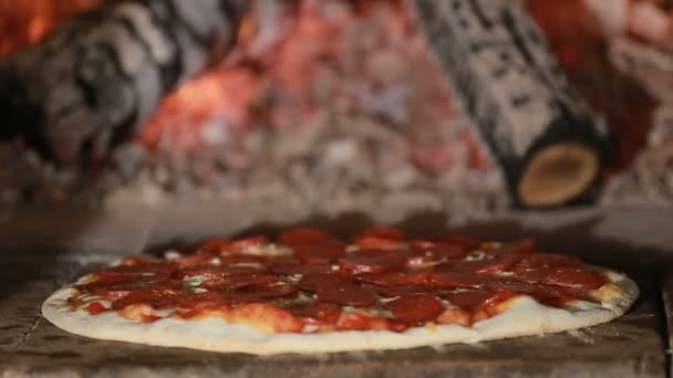 Peperoni Pizza bakken in de hout gestookte Oven — Stockvideo