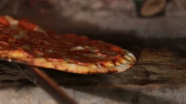 Pizza giratoria y cocción en horno de ladrillo — Vídeos de Stock
