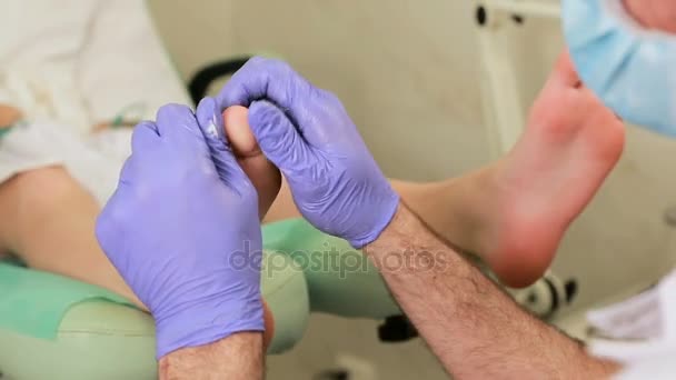 Spa 沙龙的女性脚按摩。治疗过程。关闭 — 图库视频影像