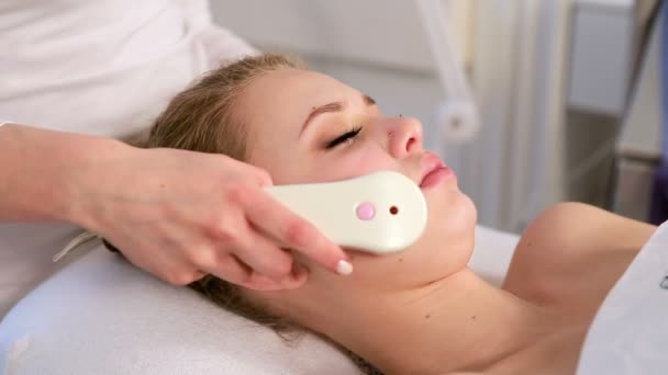 Trattamento della pelle ad alta frequenza del viso femminile in spa — Video Stock