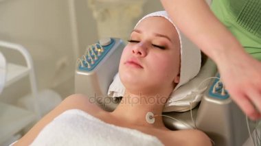 Gençleştirici yüz tedavi. Terapi masajı bir güzellik Spa salonu kaldırma alma modeli. Pul pul dökülme, gençleştirme ve Hydratation. Model ve doktor. Kozmetik